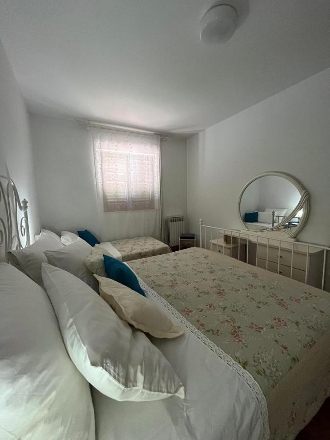 Apartment With Swimming Pool Jelsa  Exterior photo