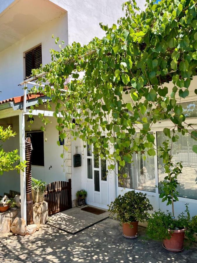 Apartment With Swimming Pool Jelsa  Exterior photo